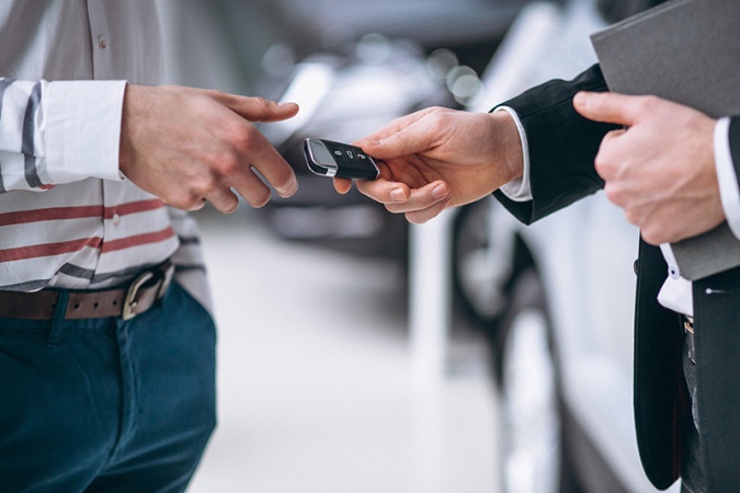 Fahrzeug kaufen Schlüssel übergabe autohändler